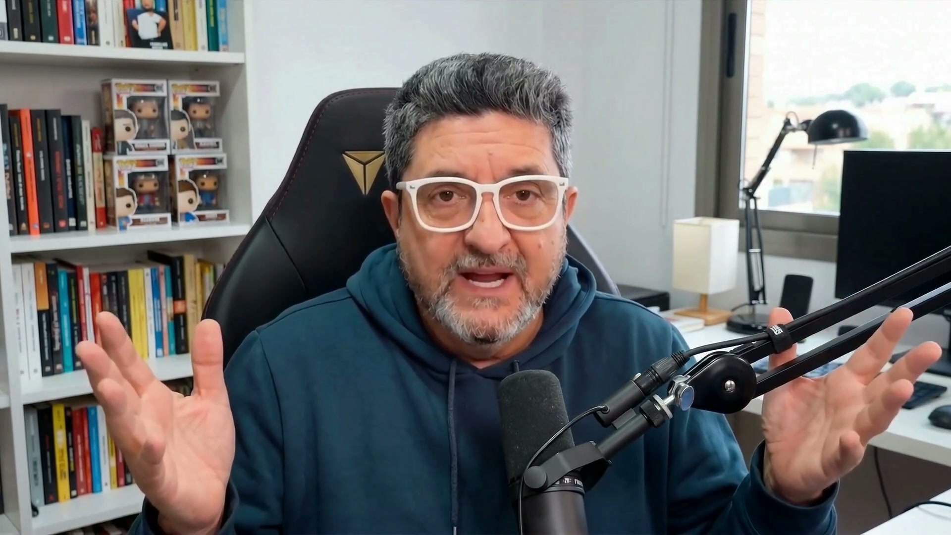 Ricardo Hoyos en 2026, avatar generado con IA, hablando de atención al cliente con IA
